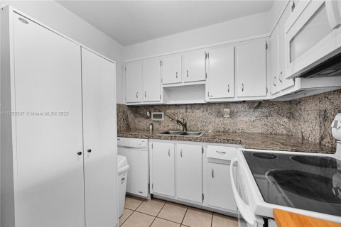 Condominio en alquiler en Bay Harbor Islands, Florida, 2 dormitorios, 120.77 m2 № 1887918 - foto 22