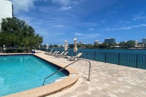 Condominio en alquiler en Bay Harbor Islands, Florida, 2 dormitorios, 120.77 m2 № 1887918 - foto 15