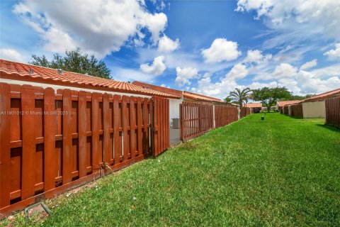 House in Cooper City, Florida 3 bedrooms, 117.06 sq.m. № 1953149 - photo 27