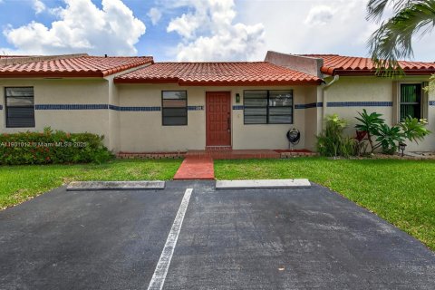 House in Cooper City, Florida 3 bedrooms, 117.06 sq.m. № 1953149 - photo 1