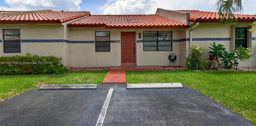 House in Cooper City, Florida 3 bedrooms, 117.06 sq.m. № 1953149