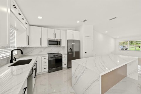House in Cooper City, Florida 3 bedrooms, 117.06 sq.m. № 1953149 - photo 3