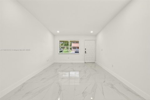 House in Cooper City, Florida 3 bedrooms, 117.06 sq.m. № 1953149 - photo 11