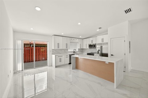 House in Cooper City, Florida 3 bedrooms, 117.06 sq.m. № 1953149 - photo 7