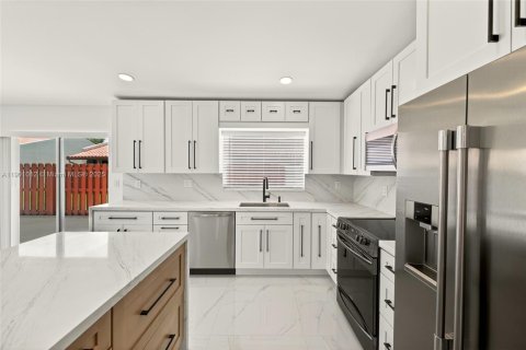House in Cooper City, Florida 3 bedrooms, 117.06 sq.m. № 1953149 - photo 8