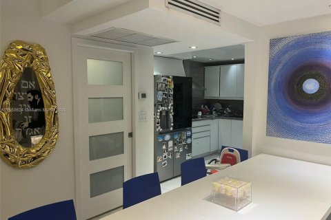 Купить кондоминиум в Бэл-Харбор, Флорида 2 спальни, 156.82м2, № 1703453 - фото 8