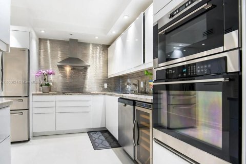 Купить кондоминиум в Бэл-Харбор, Флорида 2 спальни, 156.82м2, № 1703453 - фото 3