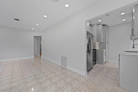 House in Hialeah, Florida 4 bedrooms, 108.51 sq.m. № 1970501 - photo 18