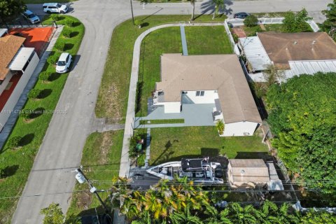 House in Hialeah, Florida 4 bedrooms, 108.51 sq.m. № 1970501 - photo 11
