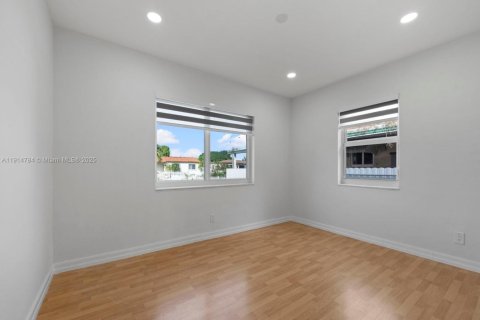 House in Hialeah, Florida 4 bedrooms, 108.51 sq.m. № 1970501 - photo 23