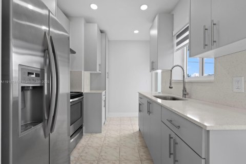 House in Hialeah, Florida 4 bedrooms, 108.51 sq.m. № 1970501 - photo 19