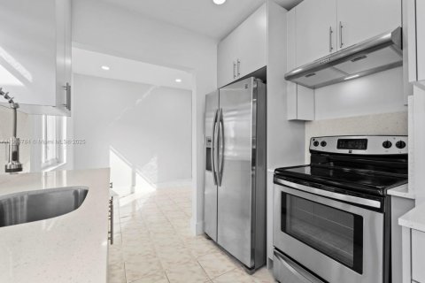 House in Hialeah, Florida 4 bedrooms, 108.51 sq.m. № 1970501 - photo 22