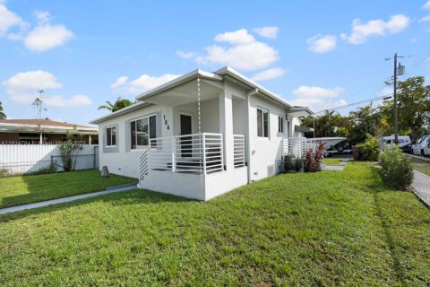 House in Hialeah, Florida 4 bedrooms, 108.51 sq.m. № 1970501 - photo 13