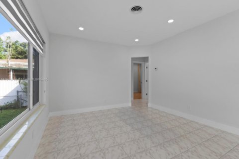 House in Hialeah, Florida 4 bedrooms, 108.51 sq.m. № 1970501 - photo 14