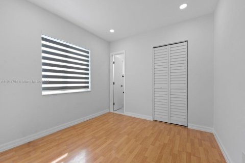 House in Hialeah, Florida 4 bedrooms, 108.51 sq.m. № 1970501 - photo 28