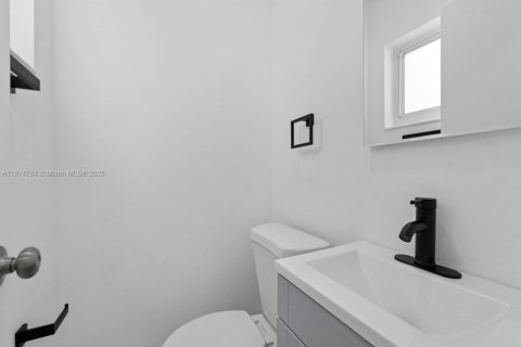 House in Hialeah, Florida 4 bedrooms, 108.51 sq.m. № 1970501 - photo 30