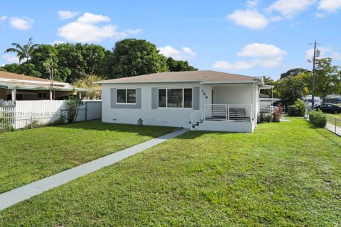 House in Hialeah, Florida 4 bedrooms, 108.51 sq.m. № 1970501 - photo 2
