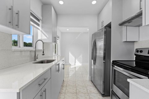 House in Hialeah, Florida 4 bedrooms, 108.51 sq.m. № 1970501 - photo 21