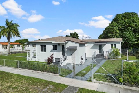 House in Hialeah, Florida 4 bedrooms, 108.51 sq.m. № 1970501 - photo 5