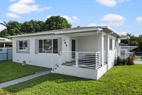 House in Hialeah, Florida 4 bedrooms, 108.51 sq.m. № 1970501 - photo 4