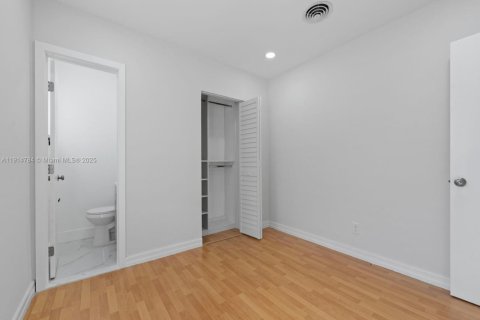 House in Hialeah, Florida 4 bedrooms, 108.51 sq.m. № 1970501 - photo 29