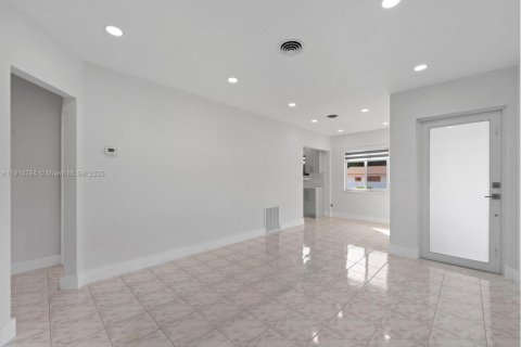 House in Hialeah, Florida 4 bedrooms, 108.51 sq.m. № 1970501 - photo 15
