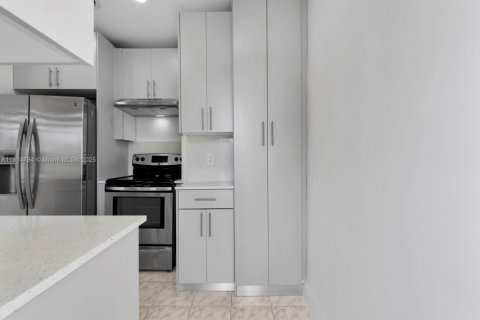 House in Hialeah, Florida 4 bedrooms, 108.51 sq.m. № 1970501 - photo 20