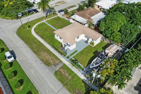 House in Hialeah, Florida 4 bedrooms, 108.51 sq.m. № 1970501 - photo 10