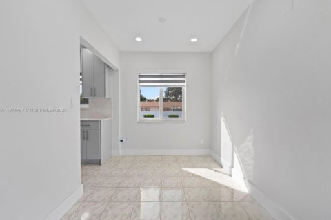 House in Hialeah, Florida 4 bedrooms, 108.51 sq.m. № 1970501 - photo 17