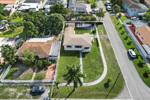 House in Hialeah, Florida 4 bedrooms, 108.51 sq.m. № 1970501 - photo 6