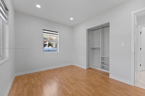 House in Hialeah, Florida 4 bedrooms, 108.51 sq.m. № 1970501 - photo 24