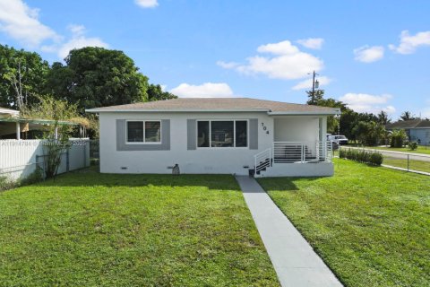 House in Hialeah, Florida 4 bedrooms, 108.51 sq.m. № 1970501 - photo 3