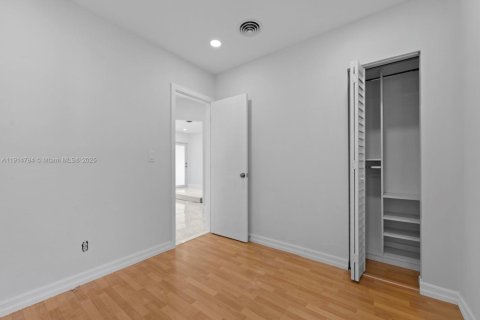 House in Hialeah, Florida 4 bedrooms, 108.51 sq.m. № 1970501 - photo 26