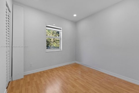 House in Hialeah, Florida 4 bedrooms, 108.51 sq.m. № 1970501 - photo 25