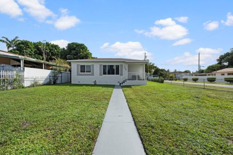 House in Hialeah, Florida 4 bedrooms, 108.51 sq.m. № 1970501 - photo 12
