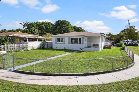 House in Hialeah, Florida 4 bedrooms, 108.51 sq.m. № 1970501 - photo 1