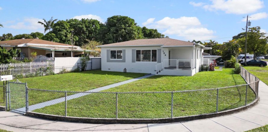 House in Hialeah, Florida 4 bedrooms, 108.51 sq.m. № 1970501