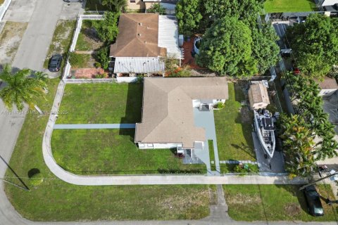 House in Hialeah, Florida 4 bedrooms, 108.51 sq.m. № 1970501 - photo 9
