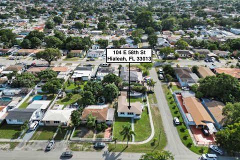 House in Hialeah, Florida 4 bedrooms, 108.51 sq.m. № 1970501 - photo 7