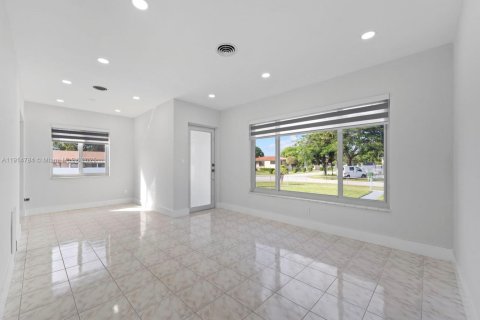 House in Hialeah, Florida 4 bedrooms, 108.51 sq.m. № 1970501 - photo 16