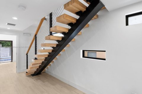 Commercial property in Miami Beach, Florida № 1897112 - photo 16