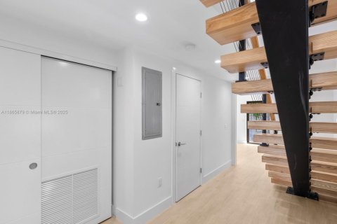 Commercial property in Miami Beach, Florida № 1897112 - photo 17