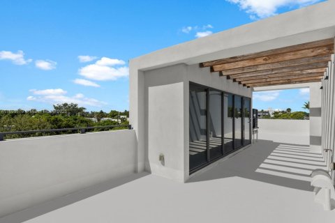 Commercial property in Miami Beach, Florida № 1897112 - photo 14