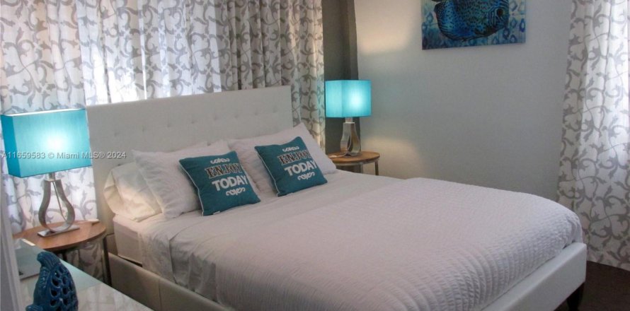 Condominio en Miami Beach, Florida, 1 dormitorio  № 1887803
