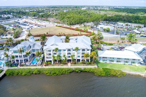 Condo in Stuart, Florida, 2 bedrooms № 2078177 - photo 2
