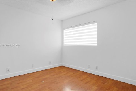 Townhouse in Hialeah, Florida 3 bedrooms, 146.97 sq.m. № 1695730 - photo 25