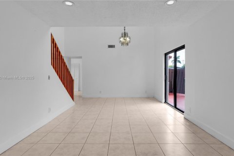 Townhouse in Hialeah, Florida 3 bedrooms, 146.97 sq.m. № 1695730 - photo 15