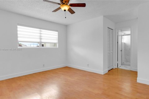 Townhouse in Hialeah, Florida 3 bedrooms, 146.97 sq.m. № 1695730 - photo 30