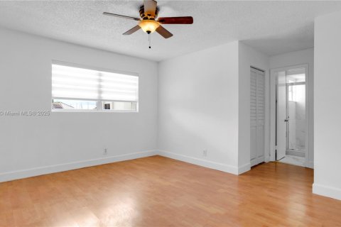 Townhouse in Hialeah, Florida 3 bedrooms, 146.97 sq.m. № 1695730 - photo 29