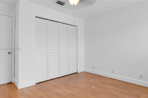 Townhouse in Hialeah, Florida 3 bedrooms, 146.97 sq.m. № 1695730 - photo 17
